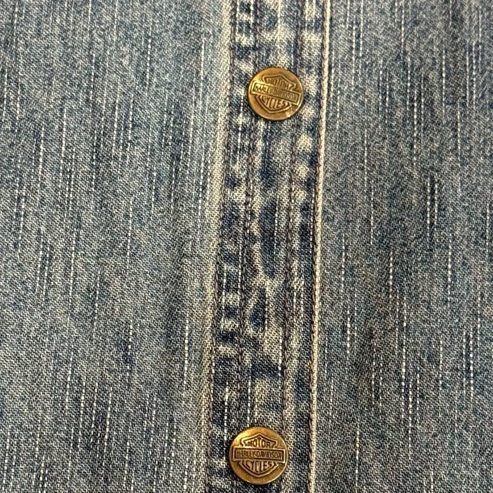 Women’s HARLEY DAVIDSON Vintage denim short sleeve button up top. Size small - Picture 7 of 7